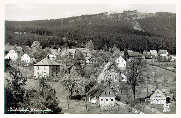 Na pohlednici ze 2. světové války vidíme západní část Polesí směrem od jihozápadu. V popředí je místní silnička do Rynoltic a vlevo od středu obrázku mezi domky vyčnívá věž zvonice. V pozadí je Pískový vrch.