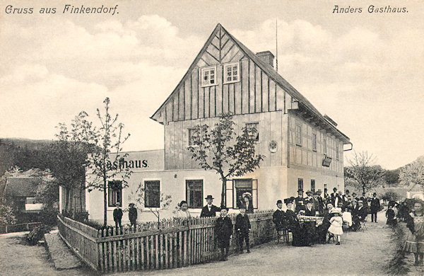 Na pohlednici ze začátku 20. století vidíme bývalý hostinec „U města Liberce“ ještě před dostavbou severní části budovy.