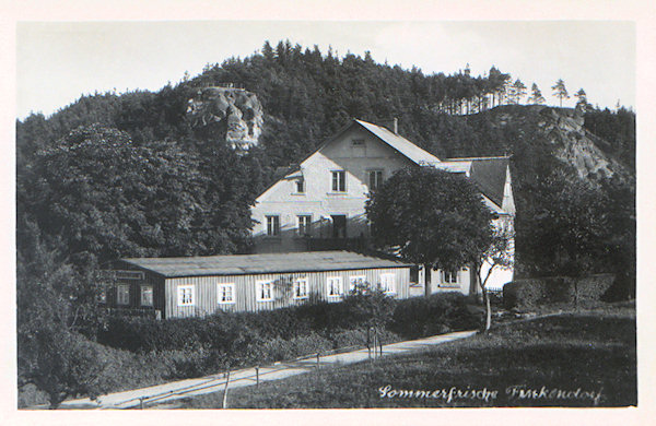 Tato pohlednice představuje hostinec „U města Liberce“ po dostavbě severní části. Dům dodnes stojí, jenom dřevěná přístavba v popředí byla později zbořena. V pozadí je vidět vyhlídková skála Havran.