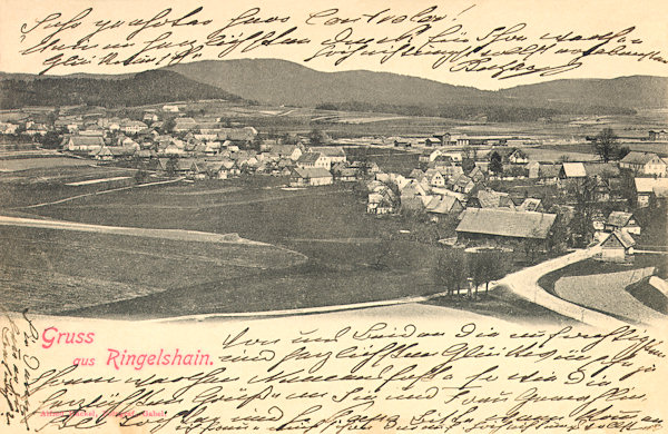 Auf dieser Ansichtskarte vom Anfang des 20. Jahrhundert sieht man die Gemeinde von Südwesten und im Vordergrund die alte Strasse nach Janovice (Johnsdorf).