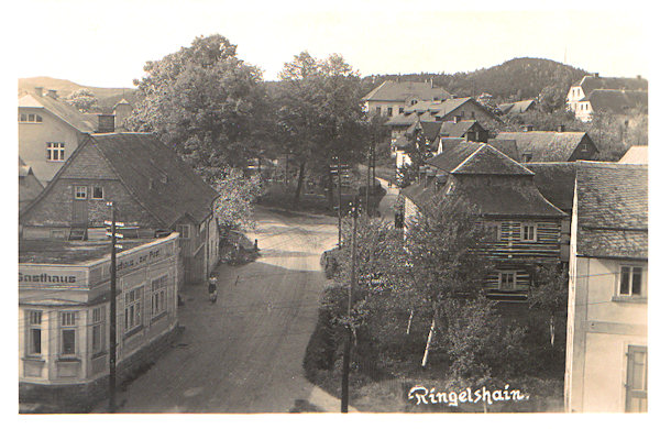Pohlednice ze 30. let 20. století zachycuje střed obce s dnes již neexistujícím hostincem „U Pošty“ na levé straně.