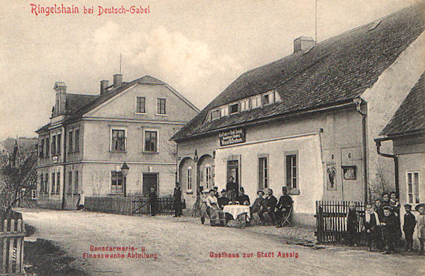 Auf dieser Ansichtskarte aus den Jahren vor dem 1. Weltkrieg sieht man Wenzel Teubners damalige Gasthaus „Zur Stadt Aussig“. Im Hintergrund steht das Haus der Polizei- und Finanzwache.
