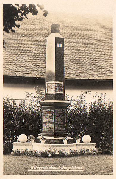 Auf dieser Ansichtskarte sieht man des ehemalige Denkmal der Gefallenen des 1. Weltkrieges.