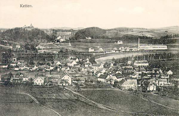 Diese Ansichtskarte aus den 20er Jahren des 20. Jahrhunderts zeigt den seit 1859 durch den hohen Bahndamm zweigeteilten Unterort. Rechts hinter der Bahn ist die Gruschwitzsche ehemalige Eisengiesserei und die Nahrungsmittelindustrie-Maschinen-Fabrik, die auch als „Hergetovka“ bezeichnet wurde, auf dem Berg im Hintergrund steht das Schloss Grabštejn (Grafenstein).