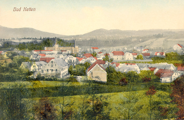Diese Ansichtskarte aus den Jahren vor dem 1. Weltkrieg zeigt den Unterort von Chotyně (Ketten) vom Norden. Über der Gemeinde steht die ehemalige Limburgersche Baumwollspinnerei und am Horizont sieht man den Jítravské sedlo (Freudenhöher Pass) mit dem Gipfel des Vysoká (Trögelsberges) in der Mitte.