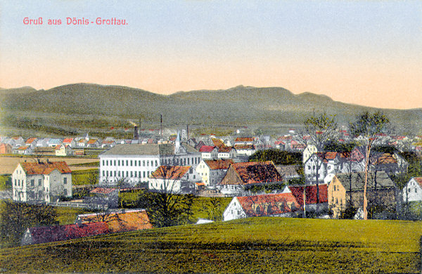 Diese Ansichtskarte aus der Zeit um 1912 zeigt den mittleren Teil von Donín mit dem Monumentalbau der Schule von 1908, die auch heute noch dem selben Zwecke dient.