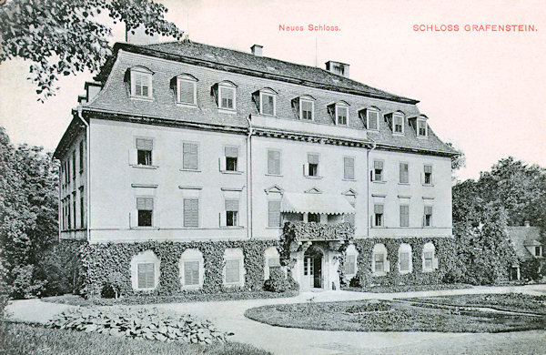 On this picture postcard from 1907 the classicist building of the Lower Castle is shown which since 1853 belongs to the Military training base of working dogs.