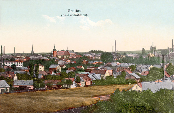 Diese Ansichtskarte zeigt die Stadt vom Süden. Im Vordergrund sieht man die Häuser des Dorfes Donín, das auffalendste Gebäude der städtischen Bebauung ist die St. Bartholomäus-Kirche und links von ihr steht der weniger auffällige Turm der evangelischen Kirche.