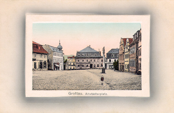 Diese Ansichtskarte aus der Zeit kurz vor dem 1. Weltkrieg zeigt den Südteil des Horní náměstí  (Altstädterplatz) mit dem damaligen Gasthaus „Zum Kaiser von Österreich“ in der Mitte. Im Vordergrund steht die Säule der Hl. Anna Selbdritt, die als Dankeszeichen nach der Pest 1714 aufgestellt wurde.