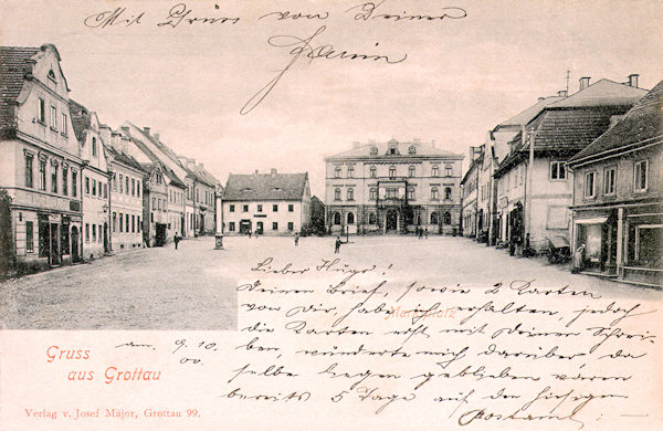 Na pohlednici z konce 19. století vidíme Horní náměstí s výstavnou budovou poštovního úřadu, ve které dnes sídlí Česká spořitelna.