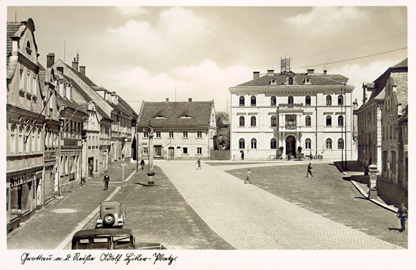 Diese Ansichtskarte zeigt den Altstädterplatz in der Zeit, als er den Namen Adolf Hitlers trug. Die Säule der hl. Anna Selbdritt, die an der linken Seite stand, wurde einige Jahre später wegen des angewachsenen Verkehrs auseinandergenommen, nach 1945 verschwanden ihre Teile ins Unbekannte.