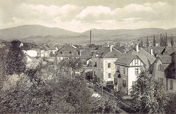 On this picture postcard from about 1920 you see the villas in the Žitavská ulice leading from the town to the German border. In the background on the left rises the Velký Vápenný hill, under it the Jítravské sedlo saddle and on the right side the lower crest of the Vysoká hill.