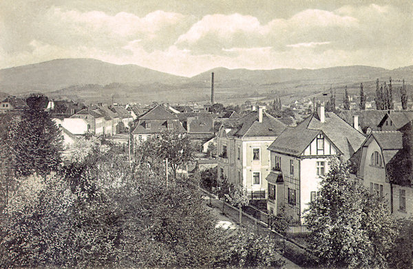 Auf dieser Ansichtskarte aus der Zeit um 1920 sieht man die Villen in der Žitavská ulice (Zittauer Strasse), die aus der Stadt zur Staatsgrenze führt. Im Hintergrund erheben sich links der Velký Vápenný (Grosser Kalkberg), unter ihm der Sattel Jítravské sedlo (Windschänke) und rechts der niedrigere Kamm des Vysoká-Berges (Trögelsberg).