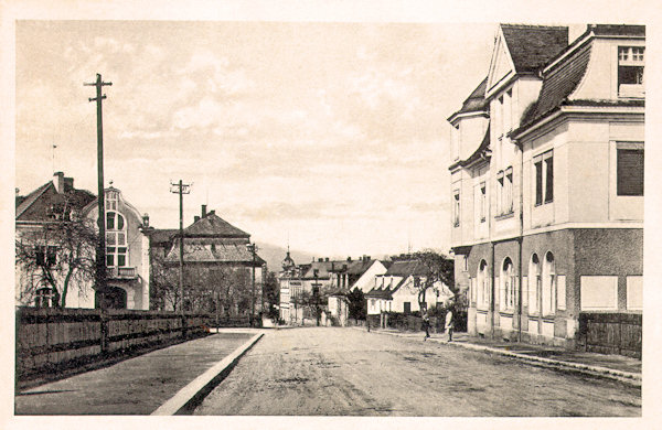 Diese Ansichtskarte aus den 40er Jahren des 20. Jahrhunderts zeigt die zum Stadtplatz führende Liberecká ulice (Reichenberger Strasse). Im Vordergrund rechts steht das Hotel Hrádecký dvůr (Grottauer Hof).