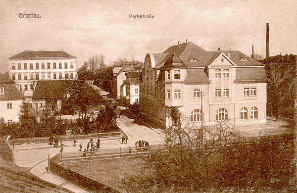 Auf dieser Ansichtskarte aus der Zeit um 1925 sieht man die Kreuzung der Liberecká ulice (Reichenberger Strasse) und der Školní ulice (Schulgasse). An der Ecke rechts steht das Hotel Hrádecký dvůr (Grottauer Hof), im Hintergrund das Schulgebäude beim Bahnhof.