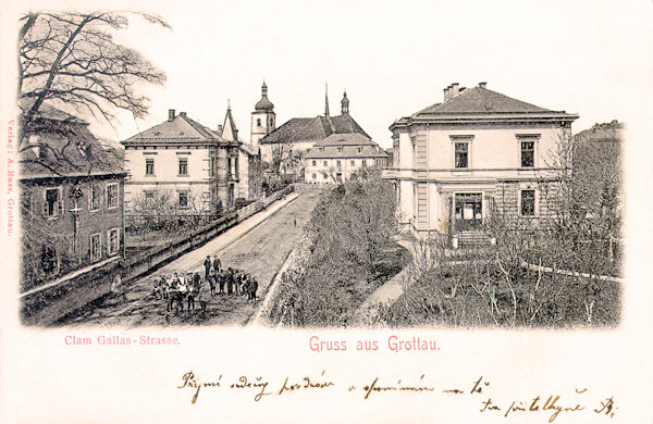Diese Ansichtskarte vom Anfang des 20. Jahrhunderts zeigt den oberen Teil der Ulice Generála Svobody (früher Clam Gallas-Strasse). Im Hintergrund sieht man die St. Bartholomäuskirche und die Pfarre.