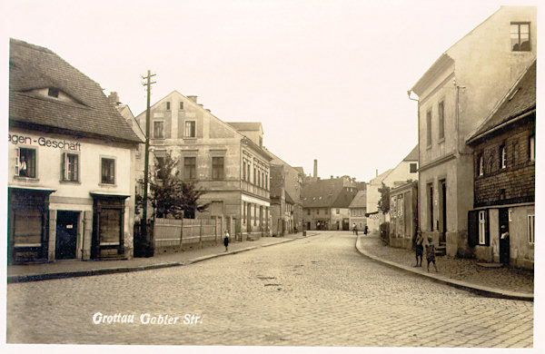 Diese Ansichtskarte aus den Jahren zwischen den Weltkriegen zeigt die heutige Francouzská ulice (Französische Gasse, früher Gabler Strasse) von der Kreuzung bei der früheren Ovčí most (Schafbrücke).