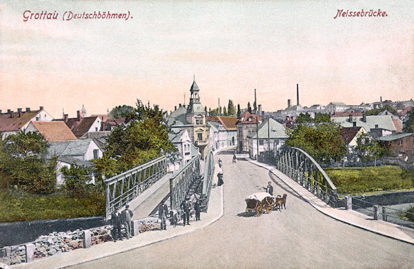 Diese Ansichtskarte aus dem Jahr 1908 zeigt die neu fertiggestellte Schafbrücke über die Neisse. Links sieht man noch die weggeschobene Konstruktion der alten Brücke.