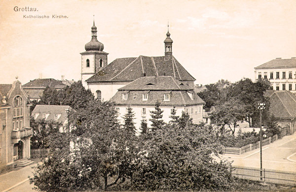 Auf dieser Ansichtskarte sieht man die St. Bartholomäuskirche mit der 1804 erbauten  Empire-Pfarre.