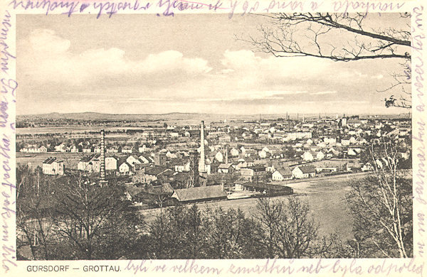 Die Ansichtskarte aus den 20er Jahren des 20. Jahrhundert zeigt Loučná (Görsdorf) von Süden vom Ovčí vrch. Im Hintergrund rechts ist Hrádek nad Nisou mit der Kirche des hl. Bartholomäus.