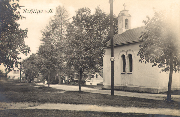 Auf dieser Ansichtskarte aus den 20. Jahren des 20. Jahrhunderts sieht man die im Oktober 1867 eingeweihte neuromanische Maria Hilf-Kapelle.