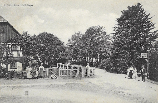 Na této pohlednici je křižovatka před hostincem Zlatý bažant, ukrytým za stromy vpravo. Dům vlevo je dnes úplně přestavěný.
