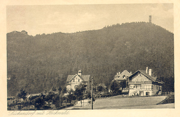 Diese Ansichtskarte von um 1920 zeigt die Häuser in der Umgebung der Gaststätte Hochwaldblick westlich von Lückendorf. Im Hintergrund ist der Hochwald mit dem Aussichtsturm und den Bauden auf dem Grenzgipfel.