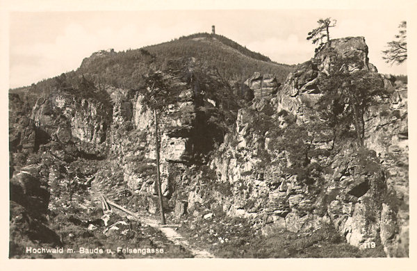 This postcard shows the Grosse Felsengasse.