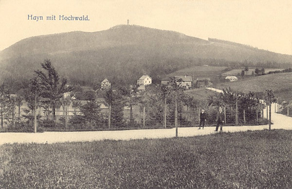 Auf dieser Ansichtskarte aus der Zeit um 1910 sieht man die Gemeinde Hain mit dem Hochwald (Hvozd) von der nach Jonsdorf führenden Strasse.