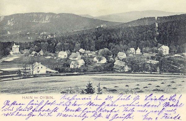 Diese Ansichtskarte aus dem Jahr 1907 zeigt den mittleren Teil des Ortes im Blick vom Hange unterhalb des Johannissteins (Jánské kameny). Im Hintergrund links sieht man den Felsenkamm der Brandhöhe.
