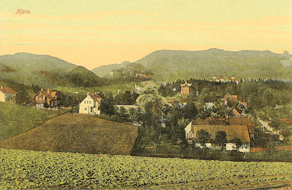 Auf dieser Ansichtskarte aus um 1908 sieht man den Nordteil der Gemeinde im Blick aus dem Südosten. Im Hintergrund links ist der Ameisenberg, rechts der langgezogene Kamm des Töpfers. Aus dem Tal zwischen ihnen ragt der Felsklotz mit den Ruinen der Burg und des Klosters Oybin hervor.