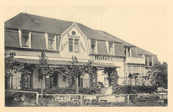 Tato pohlednice z roku 1915 zachycuje tehdejší hotel „Kaiser Wilhelm's-Höhe“ na horním konci osady.