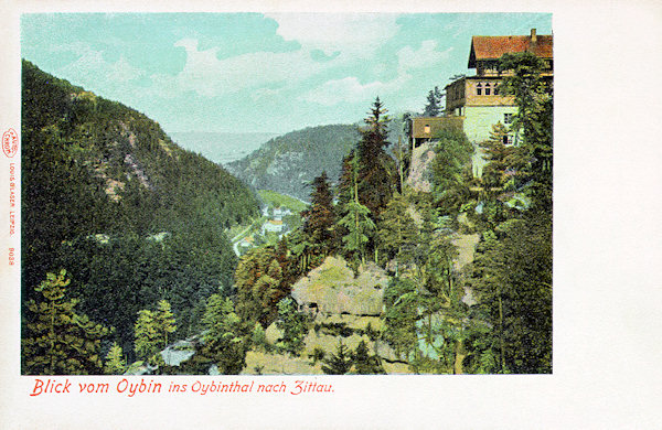 Diese undatierte historische Ansichtskarte zeigt einen Blick in das Oybin-Tal in der Richtung nach Zittau.
