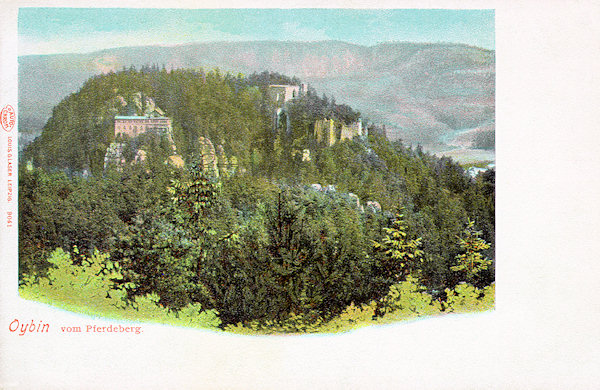 An undated historical postcard showing an overall view of Oybin and the rocky tower with the ruins of Oybin castle from the Pferdeberg hill.