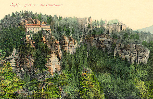 Diese historische Ansichtskarte aus dem Jahre 1906 bietet einen Blick über das Tal auf die Burgruine des Oybin. In der Mitte die Ruine der Klosterkirche, links das Burgrestaurant.