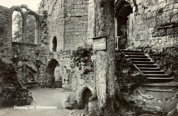 Diese undatierte historische Ansichtskarte zeigt ein Bild des Eingangs in die Ruine der Klosterkirche auf dem Oybiner Burgberg.