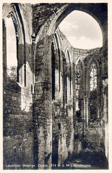 Na pohlednici ze začátku 20. století vidíme majestátní vnitřní prostor klášterního kostela.