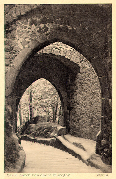 Diese Ansichtskarte aus den Jahren vor dem ersten Weltkrieg zeigt die Durchsicht durch das dritte Burgtor mit der Reitertreppe.