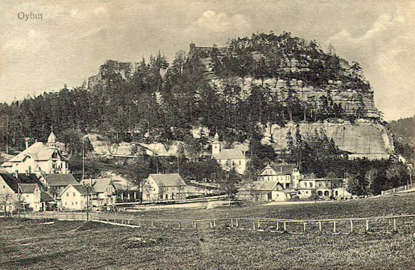 Auf dieser historischen Ansichtskarte von Oybin vom Anfange des 20. Jahrhunderts ist ein Gesamtblick auf den Burgberg mit dem Dorfe und der Kirche an seinem Fusse.