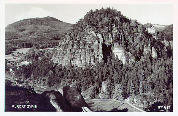 Auf dieser historischen Ansichtskarte vom Jahre 1931 ist eine Gesamtansicht des Burgberges von Oybin vom Nordosten. Links hinter dem Gipfel ist die Burgruine sichtbar, rechts am Horizont ist der Hvozd (Hochwald) mit seinem Aussichtsturm.