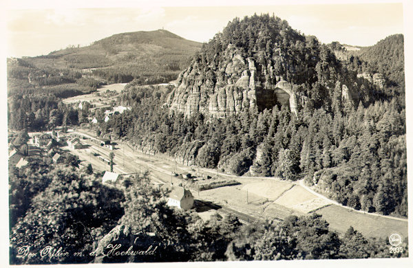 On this picture postcard from the years between the wars the station of the narrow-gauge railway under the rocky summit of the castle hill is shown. As compared with today the station was greater and the operation on the rails was so great that in 1913 a second rail from Zittau had to been constructed.