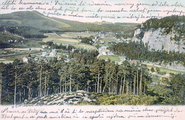 Auf dieser Ansichtskarte aus der Wende des 19. und 20. Jahrhunderts sieht man die Sommerfrische Oybin vom teilweise entwaldeten Kleinen Töpfer. An der rechten Seite erhebt sich der felsige Burgberg und links sieht man den Hochwald mit seinem Aussichtsturm.