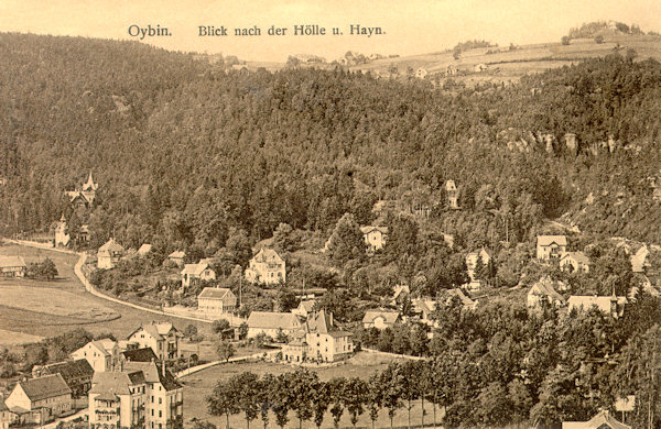 Diese Ansichtskarte aus der 1. Hälfte des 20. Jahrhunderts zeigt den westlichen Teil der Sommerfrische und die Wälder um den Hainberg. Im Hintergrund sieht man die Gemeinde Hain und die Gaststätte auf den Johannissteinen (rechts).