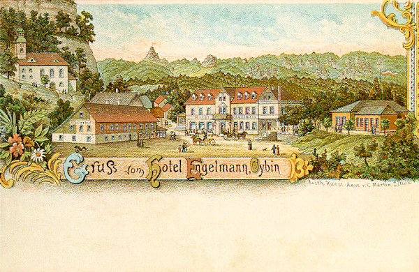 Diese Ansichtskarte zeigt das ehemalige Hotel Engelmann im Ortszentrum. Links von ihm sieht man das Gasthaus Klosterhof und die Kirche unter dem Burgberg. Aus den Wäldern im Hintergrund ragt der spitzige Scharfenstein heraus.