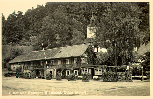 Auf dieser Ansichtskarte von Oybin aus dem Jahre 1932 ist das Gebäude der Gaststätte Klosterhof mit der Kirche am Fusse des Burgberges.