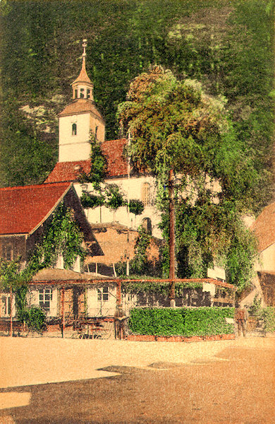 Diese Ansichtskarte zeigt einen Teil des Gasthauses Klosterhof und hinter ihm die Kirche, die in den Jahren 1732 bis 1734 auf dem felsigen Hange des Burgberges erbaut wurde.