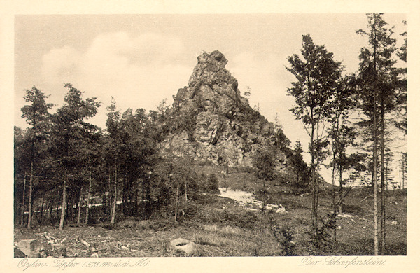 Diese Ansichtskarte zeigt den massiven Felsen des Scharfensteins auf dem Kamm zwischen dem Töpfer und der Brandhöhe.
