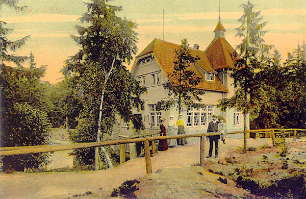 This picture postcard shows the new chalet on the Töpfer hill in 1908.