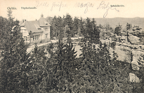 Diese Ansichtskarte von ungefähr 1915 zeigt die Töpferbaude mit dem Felsengebilde „Schildkröte“.