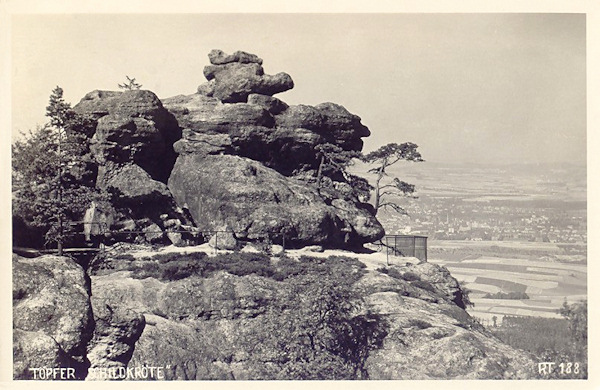 Pohlednice z roku 1935 zachycuje skalní útvar Želva (Schildkröte) s upravenou vyhlídkou.